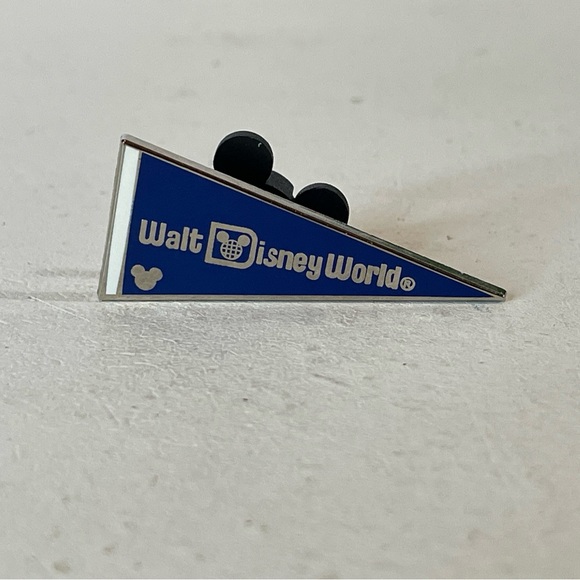 Walt Disney World Blue Banner Hidden Mickey #2 Of 5 Trading Pin - Picture 1 of 5
